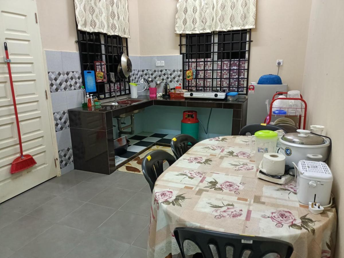 Ummi'S Homestay Kuala Besut Kampong Baru Ngoại thất bức ảnh